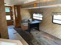 2006 Keystone Laredo 284BH Bumper Pull 28’ Travel Trailer