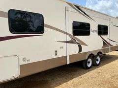 2006 Keystone Laredo 284BH Bumper Pull 28’ Travel Trailer