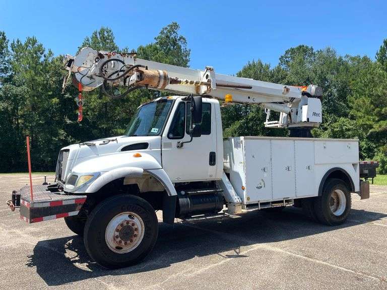 2005 International 7300 4x4 Altec Utility Body Digger Derrick Truck (57,507 Miles)