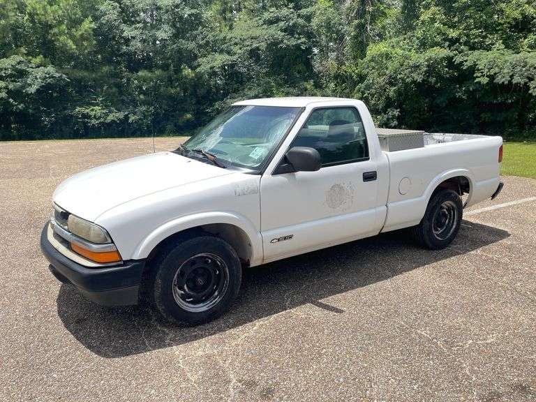 1998 Chevrolet S10 2 Door Regular Cab Pickup Truck (99,053 Miles)