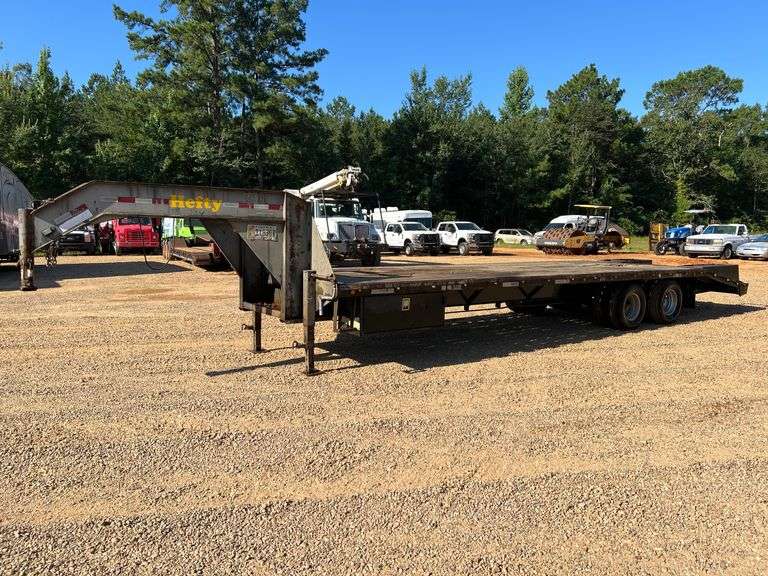 2006 Hefty 24' Gooseneck Tandem Axle Dovetail Trailer