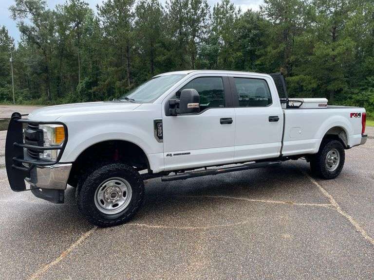 2017 Ford F-350 4 Door Crew Cab 4x4 Diesel Pickup Truck (263,677 Miles)