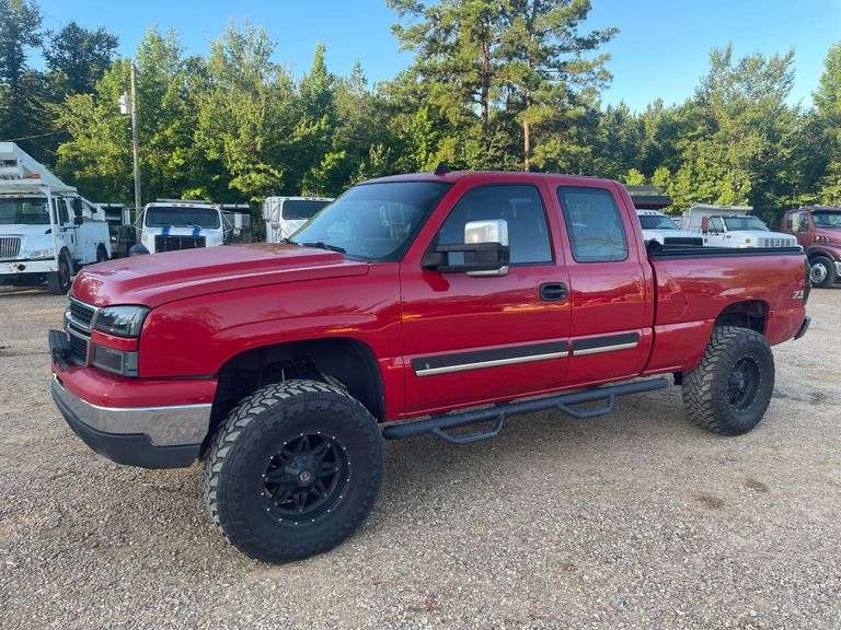 2007 Chevrolet Silverado 1500 4 Door Extended Cab 4x4 Truck (211,128 Miles)