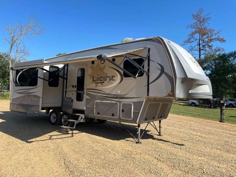 2015 Highland Ridge 297RLS 5th Wheel Camper