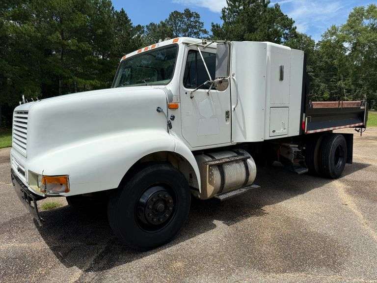 1996 International 8200 Sleeper Cab Single-Axle Dump Truck (174,038 Miles)