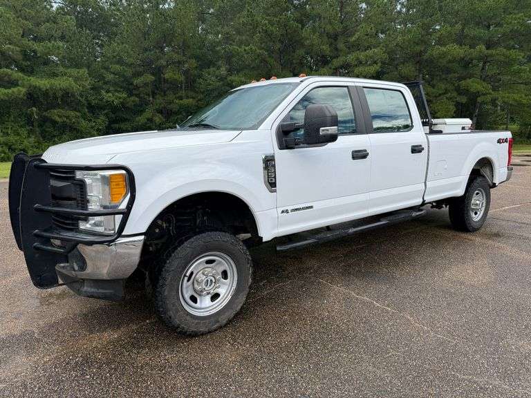 2017 Ford F-350 4 Door Crew Cab 4x4 Diesel Pickup Truck (261,147 Miles)