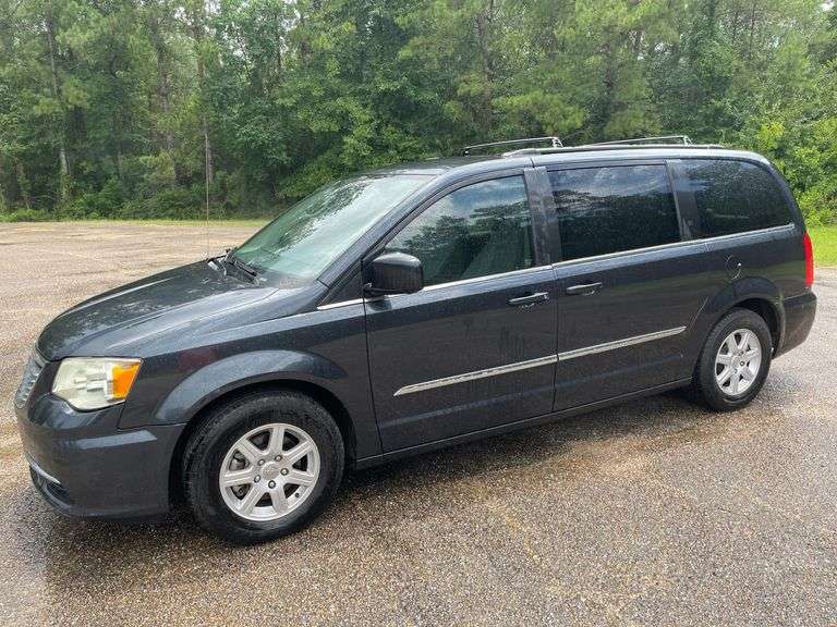 2013 Chrysler Town and Country 4 Door Minivan (157,582 Miles)