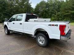 2017 Ford F-350 4 Door Crew Cab 4x4 Diesel Pickup Truck (261,147 Miles)