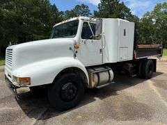 1996 International 8200 Sleeper Cab Single-Axle Dump Truck (174,038 Miles)