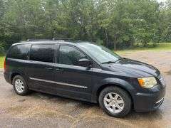 2013 Chrysler Town and Country 4 Door Minivan (157,582 Miles)