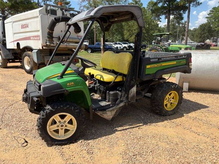 John Deere 825i Gator (135 Hours)