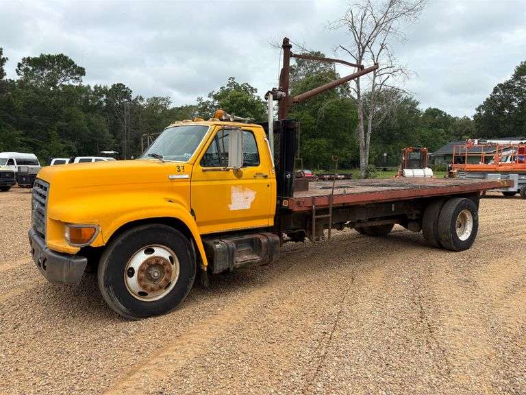 1995 Ford F-800 Flatbed Truck (243,300 Miles)