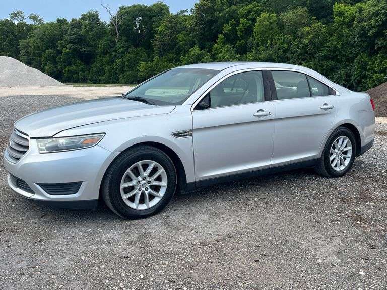 2013 Ford Taurus 4-Door Sedan (104,714 Miles)