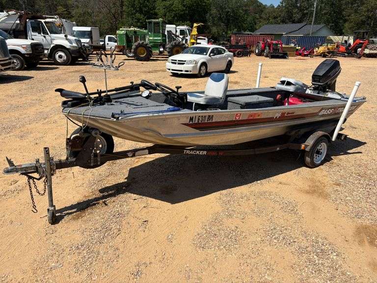 1989 "Bassmaster" Bass Boat