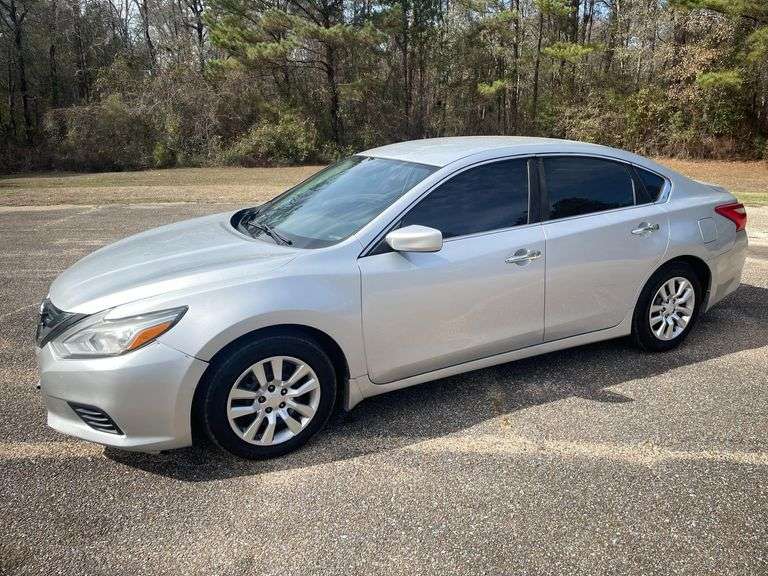 2016 Nissan Altima 4 Door Sedan (158,426 Miles)