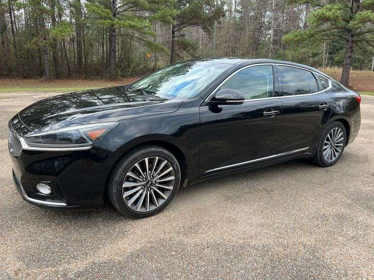 2017 Kia Cadenza 4-Door Sedan (137,798 Miles)