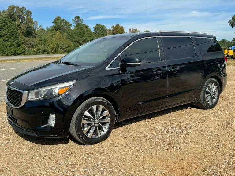 2016 Kia Sedona SX Passenger Van (117,969 Miles)