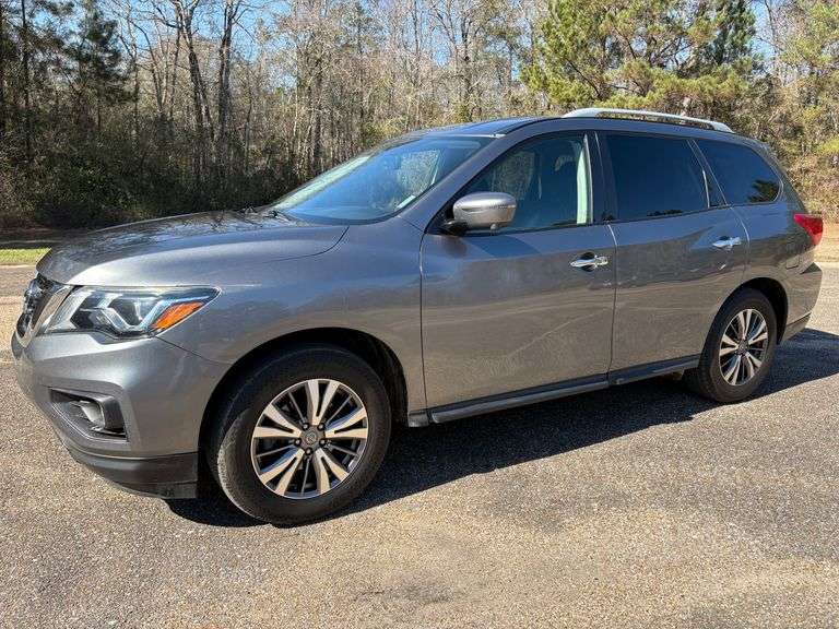 2020 Nissan Pathfinder SL 4 Door SUV (181,746 Miles)