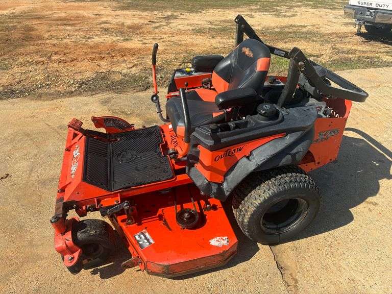 2016 BadBoy Outlaw XP 61" Zero Turn Mower (723.8 Hours)