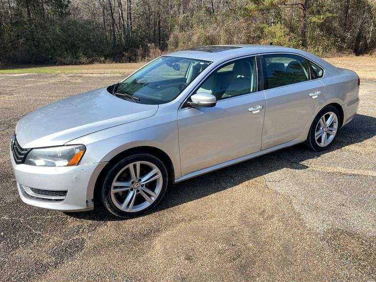 2014 Volkswagen Passat TDI SE 4 Door Diesel Sedan (153,272 Miles)