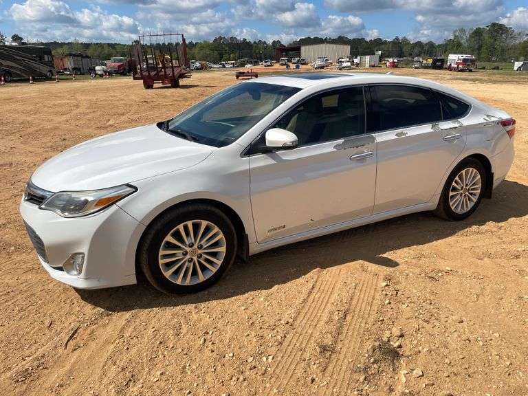 2013 Toyota Avalon Hybrid Limited 4 Door Sedan (399,665 Miles)