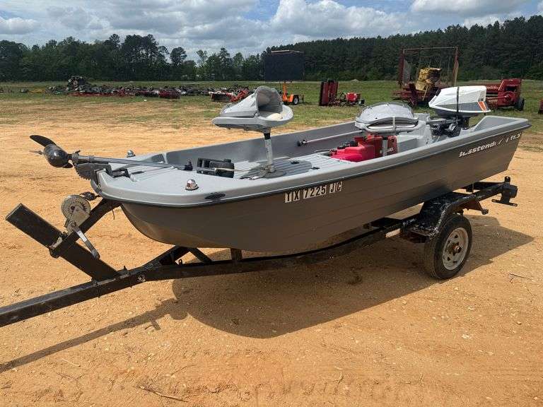 BassTender 11.3 Mini Bass Boat