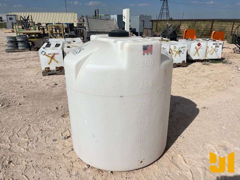 AXIS MOLDINGS 300 GALLON PLASTIC TANK