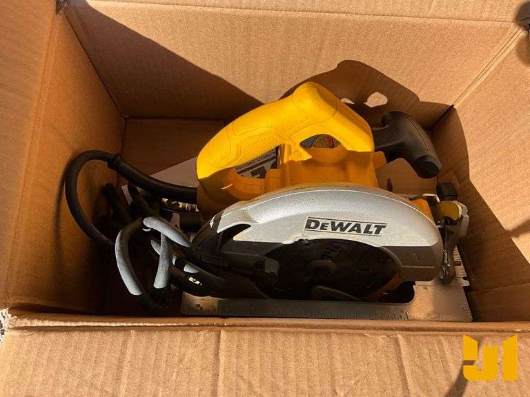 UNUSED DEWALT DWE575 CIRCULAR SAW 7-1/4” LIGHTWEIGHT CIRCULAR SAW