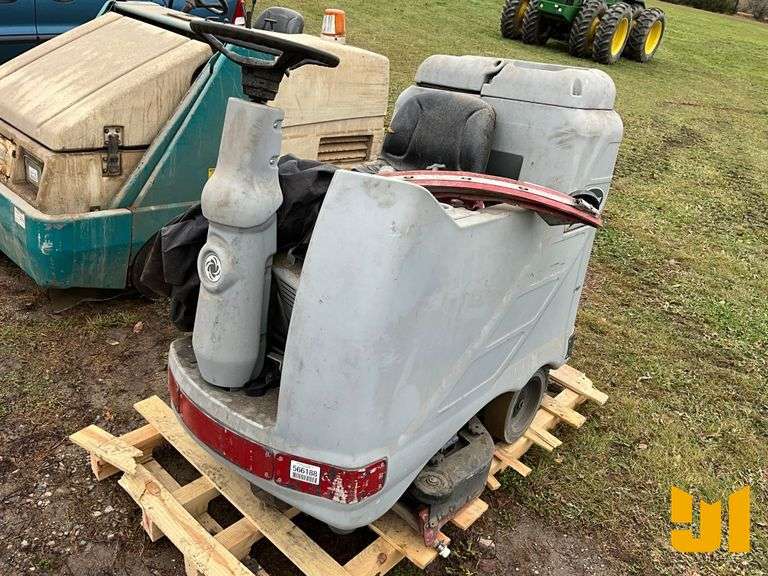 ADVANCE ADGRESSOR FLOOR SWEEPER