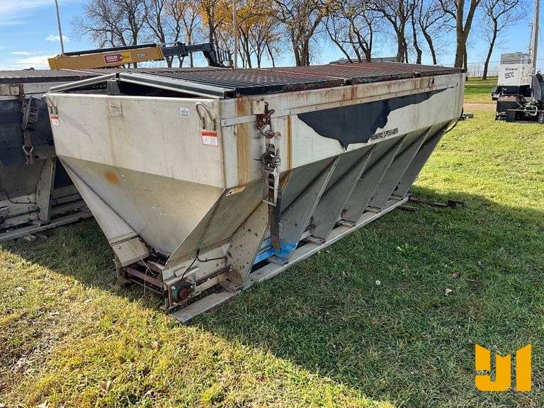 MONROE MSV-156-80-62-MN SALT AND SAND SPREADER SN: 10-11-7441