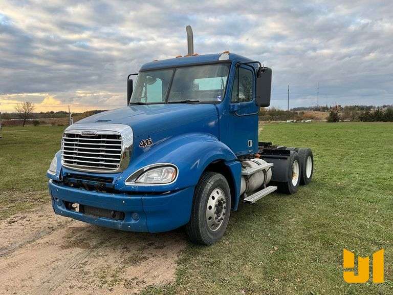 2007 FREIGHTLINER COLUMBIA TANDEM AXLE DAY CAB TRUCK TRACTOR VIN: 1FUJA6CGX7LX37768