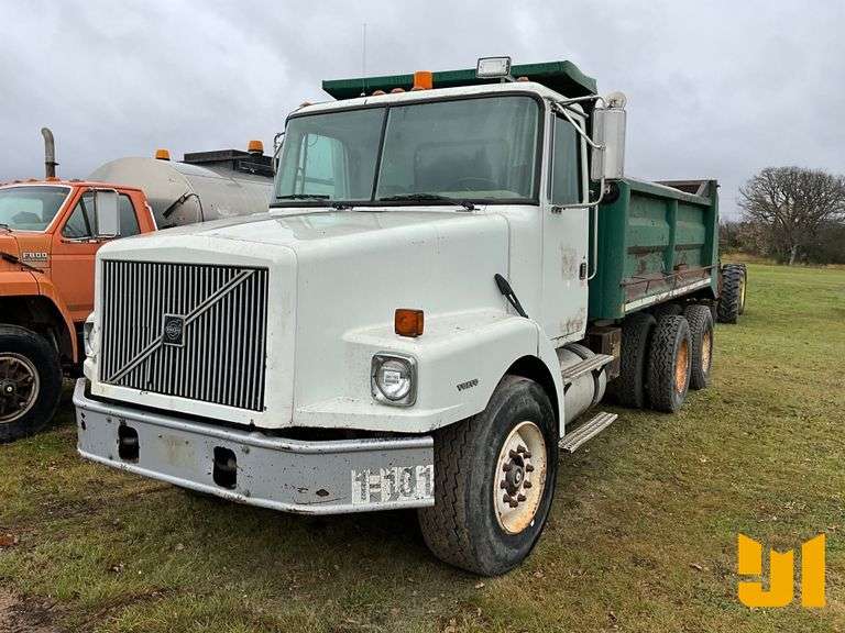 1998 VOLVO WG64 TANDEM AXLE DUMP TRUCK VIN: 4VHJCCFD7WN860211