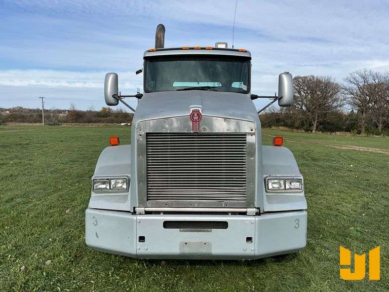 2009 KENWORTH T8 SERIES TANDEM AXLE DAY CAB TRUCK TRACTOR VIN: 1XKDD49X09J255885