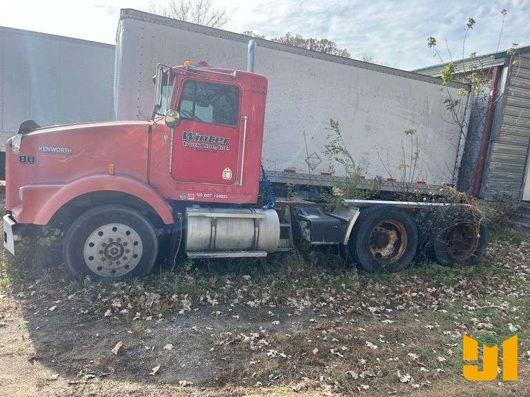 1995 KENWORTH T800 TANDEM AXLE DAY CAB TRUCK TRACTOR VIN: 2XKDDB9XXSM661840
