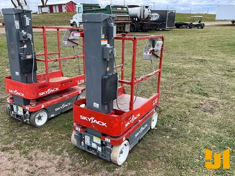 2012 SKYJACK SJ12 SN: 14001542 VERTICAL MAST LIFT