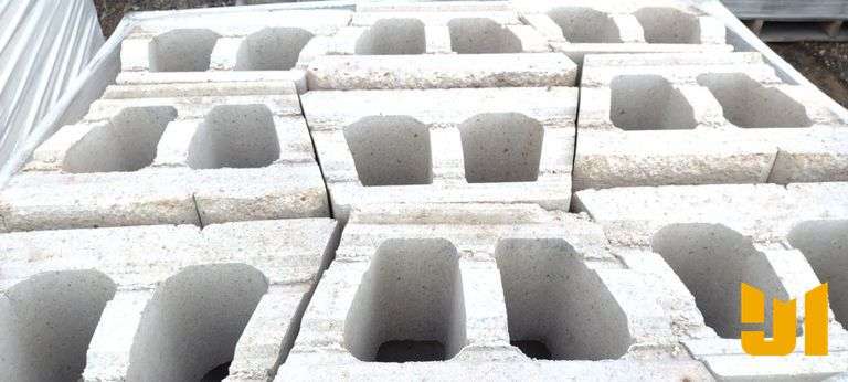 (36) DECORATIVE CONCRETE RETAINING WALL BLOCKS