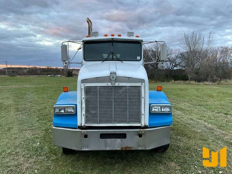 2000 KENWORTH T800B TANDEM AXLE DAY CAB TRUCK TRACTOR VIN: ***853146