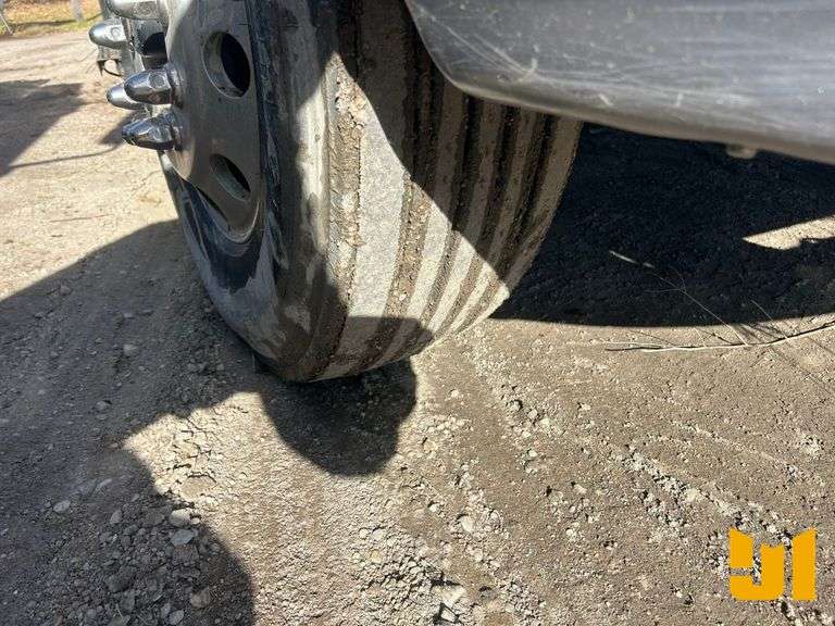 2005 INTERNATIONAL 8600 SINGLE AXLE SLEEPER TRUCK TRACTOR VIN: 1HSHXAHRX5J000376