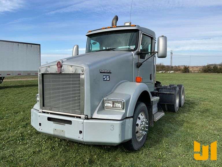 2009 KENWORTH T8 SERIES TANDEM AXLE DAY CAB TRUCK TRACTOR VIN: 1XKDD49X09J255885