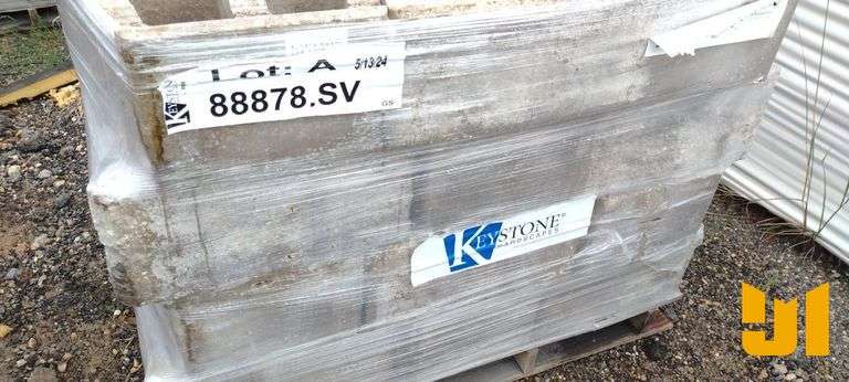 (36) DECORATIVE CONCRETE RETAINING WALL BLOCKS