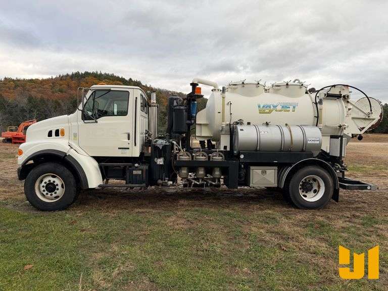 2001 STERLING TRUCK L7500 S/A VAC VIN: 2FZAA0AK51AF13774