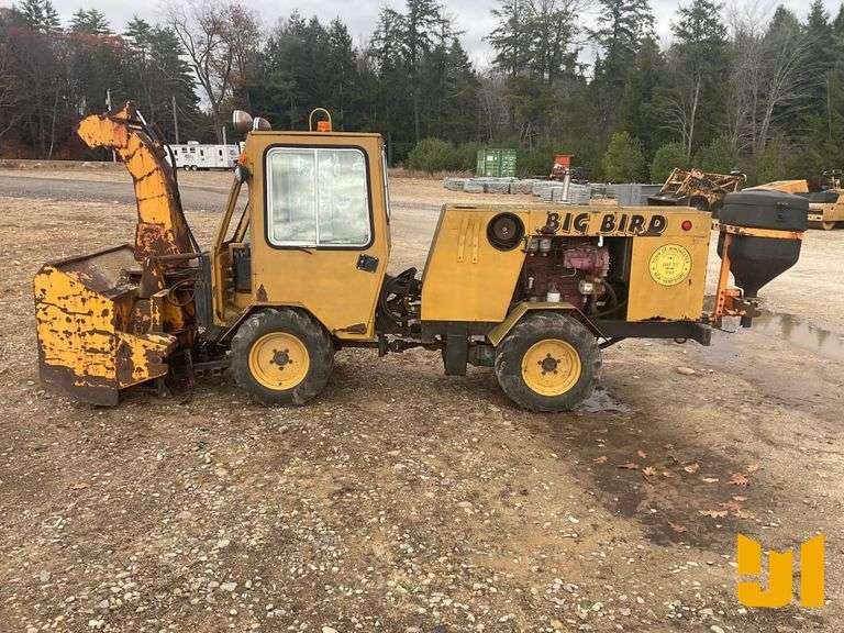 TRACKLESS VEHICLES SIDE WALK MACHINE
