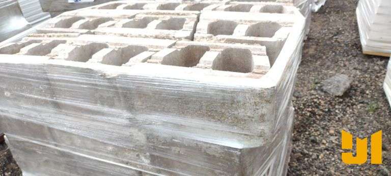 (36) DECORATIVE CONCRETE RETAINING WALL BLOCKS