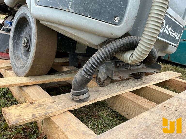 ADVANCE ADGRESSOR FLOOR SWEEPER