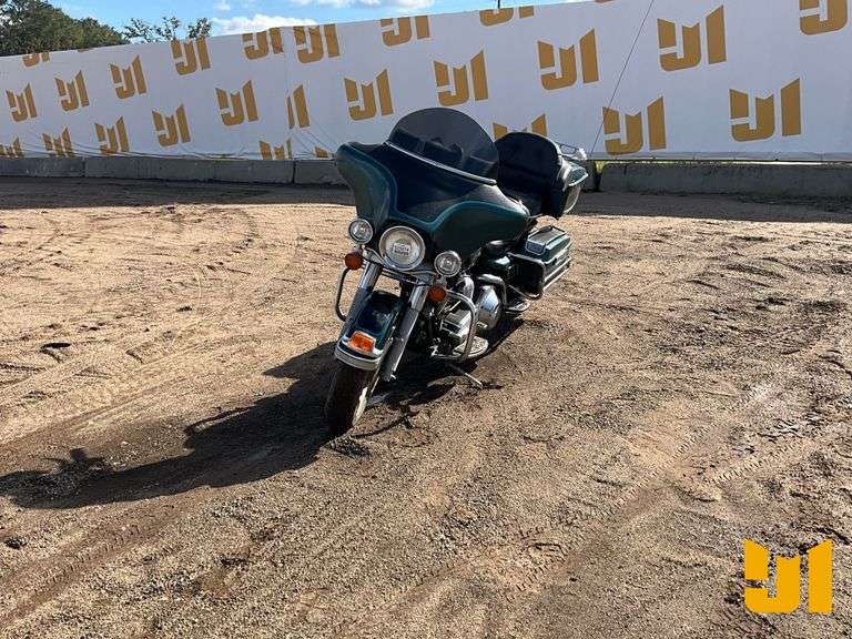 2002 HARLEY-DAVIDSON ELECTRA GLIDE CLASSIC MOTORCYCLE VIN: 1HD1FFW172Y607196