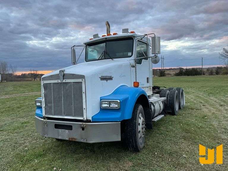 2000 KENWORTH T800B TANDEM AXLE DAY CAB TRUCK TRACTOR VIN: ***853146