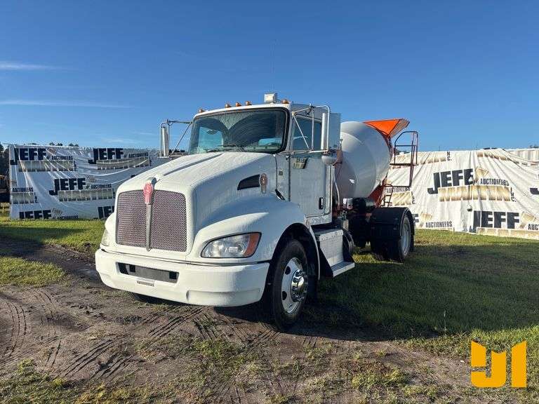 2018 KENWORTH T3 SERIES SINGLE AXLE REAR DISCHARGE MIXER TRUCK VIN: 2NKHHM6X2JM195027