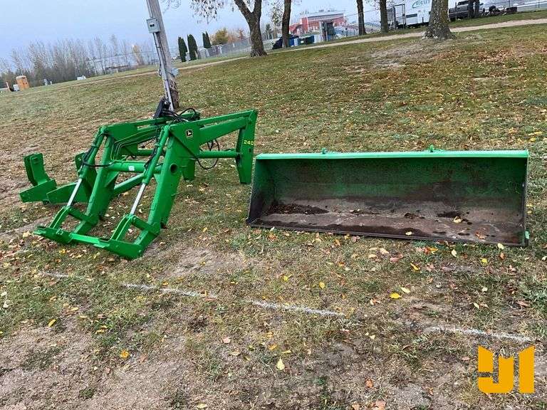 JOHN DEERE 240 SL LOADER SN: 001400W