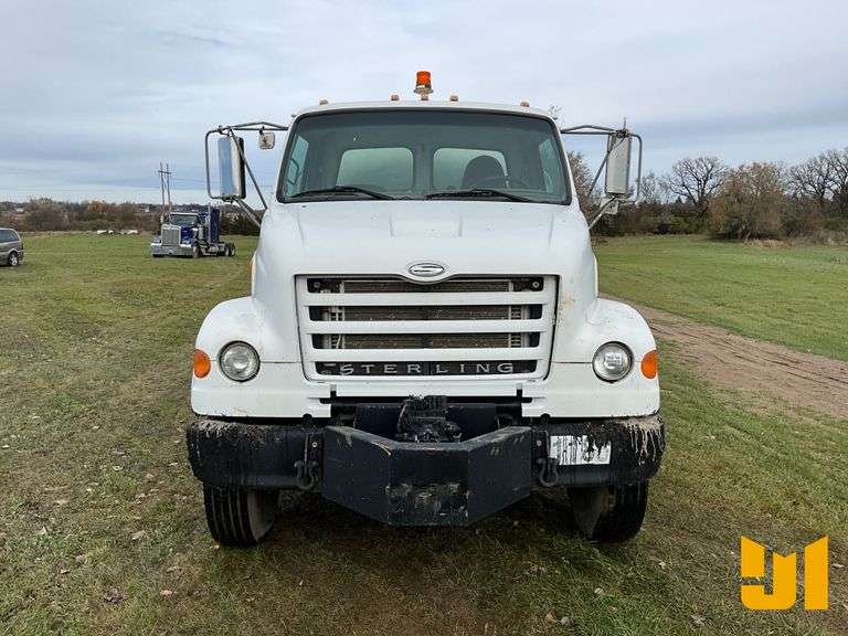 2005 STERLING TRUCK L7500 SERIES S/A ASPHALT DISTRIBUTOR TRUCK VIN: 2FZAASCS55AV42154