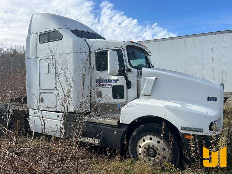 1995 KENWORTH T600 TANDEM AXLE SLEEPER TRUCK TRACTOR VIN: 1XKADB9X8SJ638745